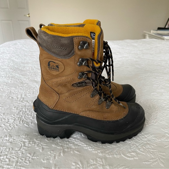 Sorel Shoes - Sorel Snow Boots. Like new condition. Size 7